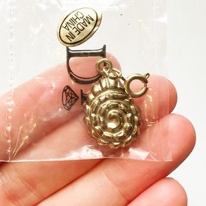 🐚 Gold conch shell jewelry charm